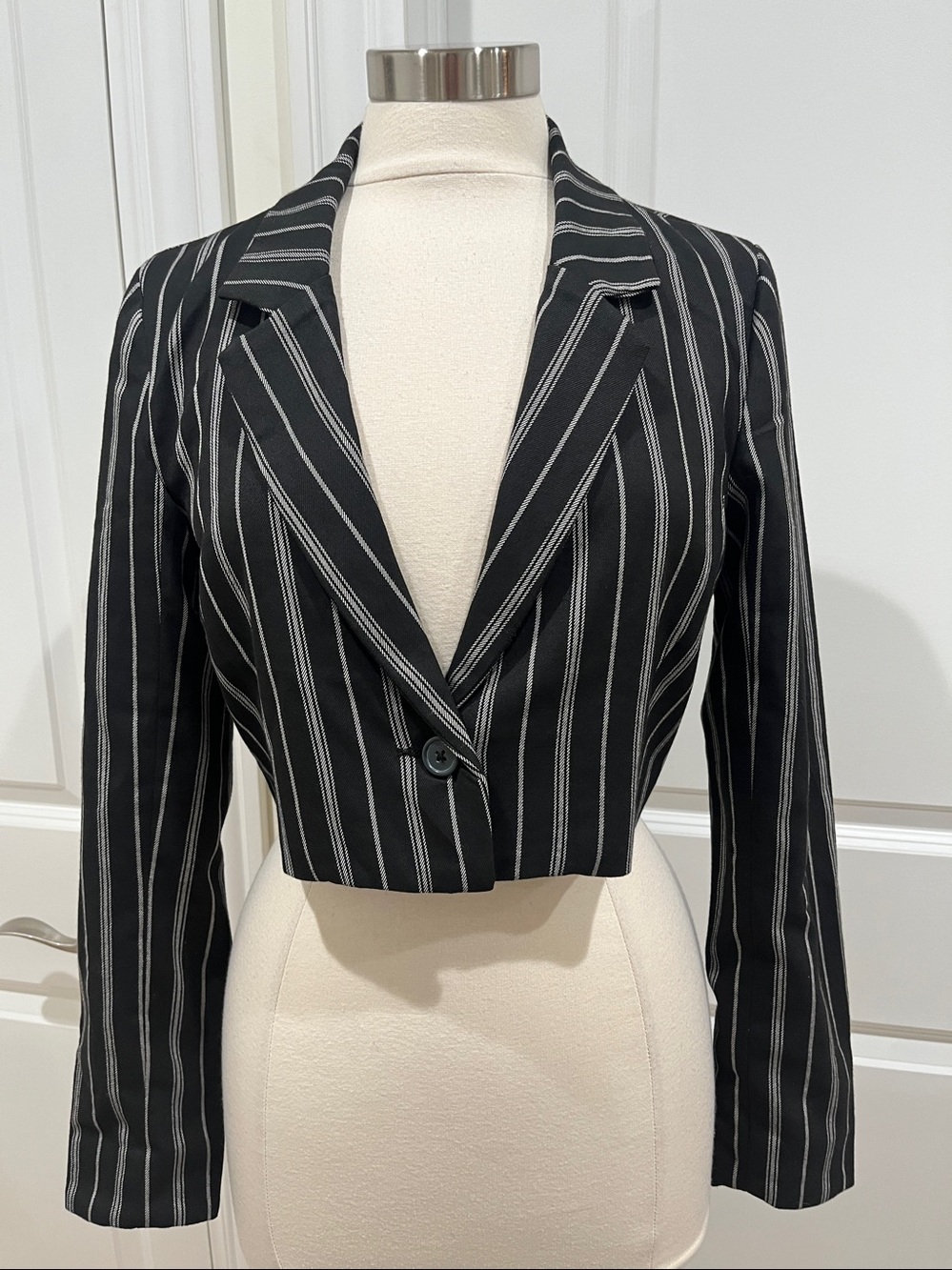 New! Hollister Social Tourist Crop Pinstripe Blazer size Medium